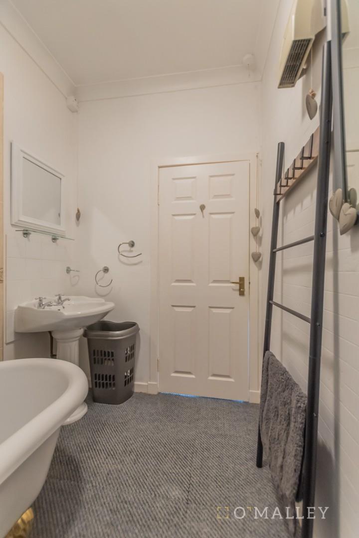 Bathroom 2.jpg
